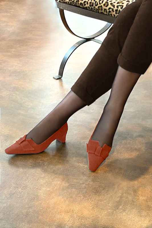 Terracotta orange women's dress pumps, with a knot on the front. Tapered toe. Low kitten heels. Worn view - Florence KOOIJMAN